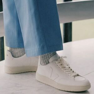 VEJA MEN'S V-12 LOW TOP SNEAKERS - EXTRA WHITE - SIZE 8.5 - 9 .US / 42 .EU